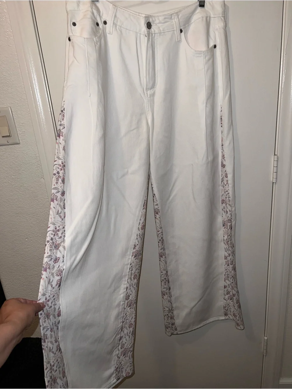Women's Wide-Leg White Jeans with Floral Side Panels - Picture 6 of 10